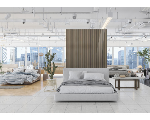 Ausstellungsraum mit Betten in verschiedenen Ausführungen und Holzpaneelen