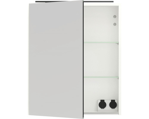 Geöffneter Spiegelschrank mit Steckdosen und Glasablagen für das Badezimmer