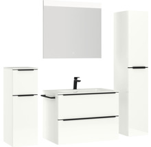 Modernes Badezimmer-Set mit Waschtisch, Spiegelschrank und Hochschränken.