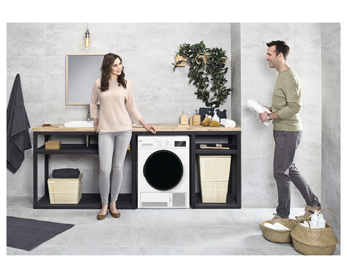 Salle de bains lumineuse avec lavabo, miroir et sèche-linge dans un design moderne