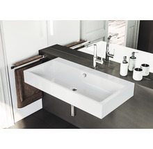 Badezimmerszene mit rechteckigem Waschbecken, Armatur und Handtuchhalter.