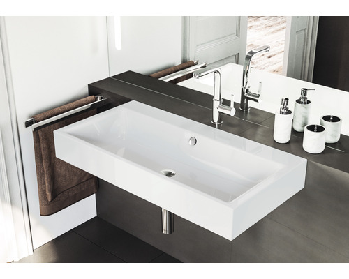 Badezimmerszene mit rechteckigem Waschbecken, Armatur und Handtuchhalter.