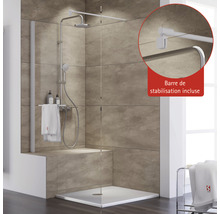 Douche à l''italienne avec barre de stabilisation dans la salle de bain