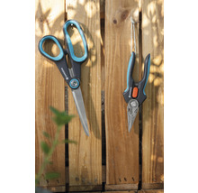 Gartenschere und Rosenschere von Gardena an einer Holzwand