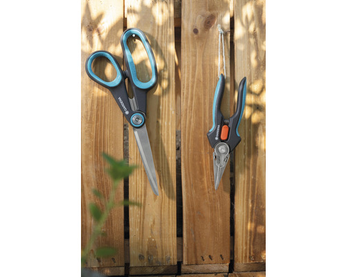 Sécateur et cisaille à roses Gardena sur un mur en bois