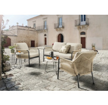 Ensemble de meubles de jardin avec canapé, fauteuils et tables d''appoint sur une terrasse