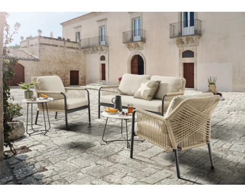 Ensemble de meubles de jardin avec canapé, fauteuils et tables d''appoint sur une terrasse