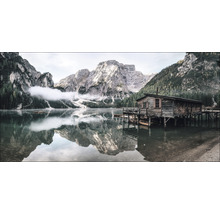 Holzhütte am Pragser Wildsee mit Bergkulisse und Spiegelung im Wasser