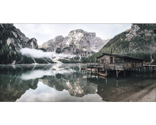 Holzhütte am Pragser Wildsee mit Bergkulisse und Spiegelung im Wasser