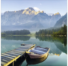 Scène de lac de montagne avec jetée et bateau au lever du soleil