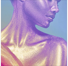 Gros plan d''une personne avec des paillettes décoratives