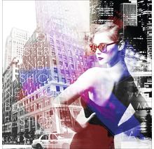Image murale abstraite avec des motifs de villes et une femme portant des lunettes de soleil