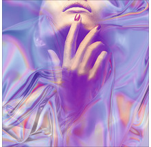 Main d''une personne sous un tissu transparent chatoyant