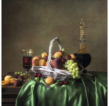 Nature morte avec panier de fruits, verre et carafe sur une table