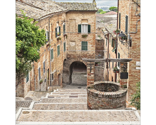 Historische Stadtansicht mit Treppe, Brunnen und Gebäuden aus Ziegelsteinen