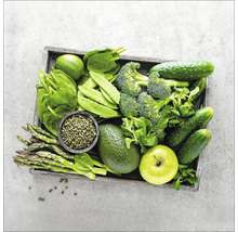 Eine Holzkiste gefüllt mit grünem Gemüse wie Gurken, Brokkoli, Erbsen, Spargel und Salat