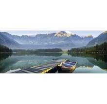 Paysage avec lac, montagnes et jetée en bois avec bateau