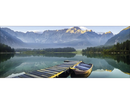 Paysage avec lac, montagnes et jetée en bois avec bateau