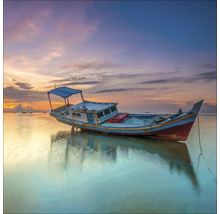 Boot am Strand bei Sonnenuntergang