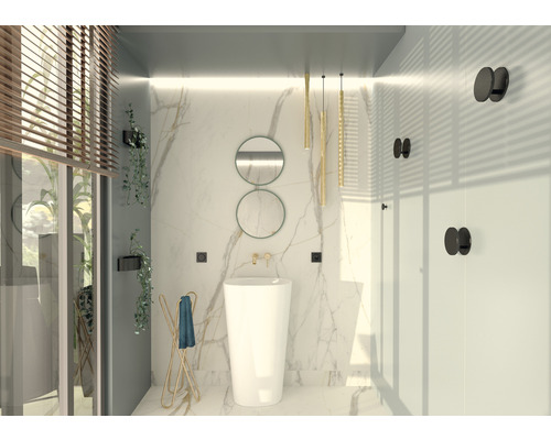 Helles Badezimmer mit freistehendem Waschbecken, Spiegeln und Handtuchhalter