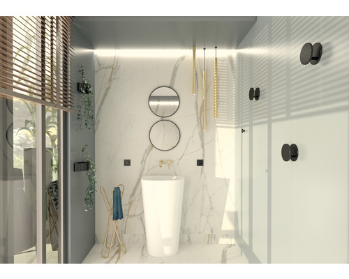Helles Badezimmer mit freistehendem Waschbecken, Handtuchhalter und runden Spiegeln