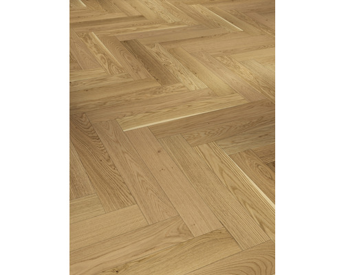 Parkettboden im Fischgrätmuster verlegt