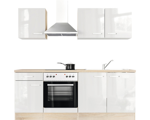 Komplette Küchenzeile mit weißen Schränken, Kochfeld, Backofen und Dunstabzugshaube