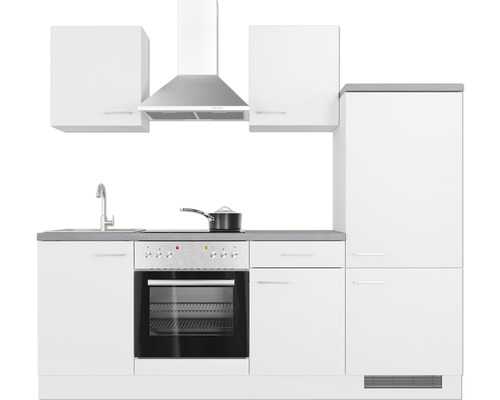 Cuisine équipée avec évier, cuisinière, four, hotte et armoires