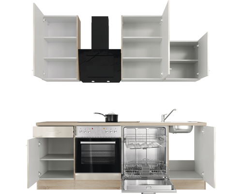 Cuisine équipée avec éléments hauts, hotte aspirante, évier, cuisinière et lave-vaisselle