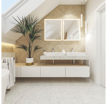 Helles Badezimmer mit Doppelwaschbecken, beleuchteten Spiegeln und Zimmerpflanze.
