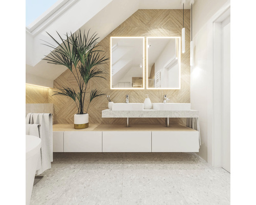 Salle de bains lumineuse avec double vasque, miroirs éclairés et plante d''intérieur.