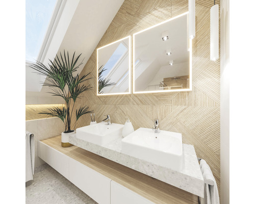 Salle de bain lumineuse avec double vasque, miroirs éclairés et décoration murale