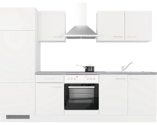 Komplette weiße Küche mit Ober- und Unterschränken, Herd, Spüle und Dunstabzugshaube.