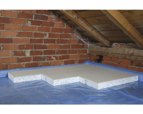 Dachboden mit Dämmplatten und Ziegelwand