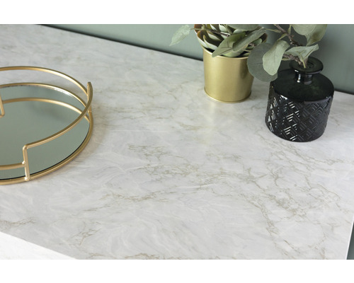 Dekorfolie mit Marmoroptik auf einer Tischoberfläche, neben einem Tablett, einem Topf mit Pflanze und einer Vase