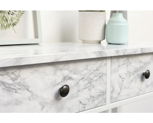 Dekorfolie mit Marmormuster auf Kommode