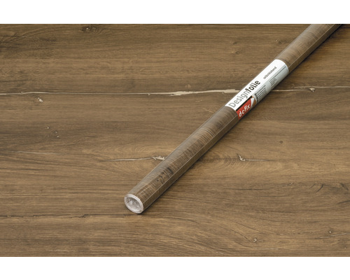 Rouleau de film décoratif aspect bois sur plancher en bois