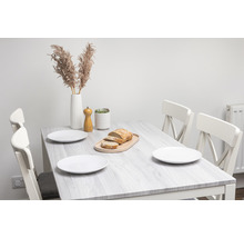 Gedeckter Esstisch mit Geschirr und Dekoration