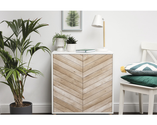 Wohnzimmer mit Kommode, Zimmerpflanzen, Lampe und Dekoration