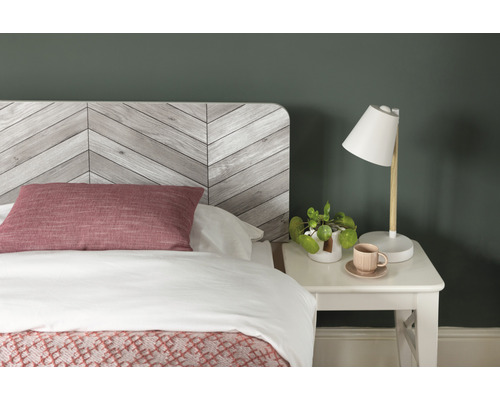 Schlafzimmer mit Bett, Nachttisch und Lampe