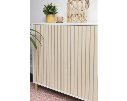 Kommode mit geriffelten Türen und Dekorationsgegenständen