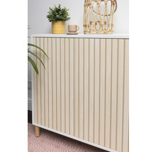 Kommode mit geriffelten Türen, Topfpflanze und Deko-Objekten auf der Oberseite