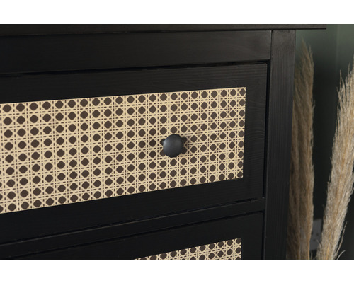 Gros plan d''une armoire noire avec tiroirs et façades en rotin