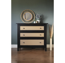 Commode à trois tiroirs en bois et en rotin tressé devant un mur avec miroir et décoration.