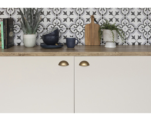 Scène de cuisine avec plan de travail, vaisselle et décoration sur un placard