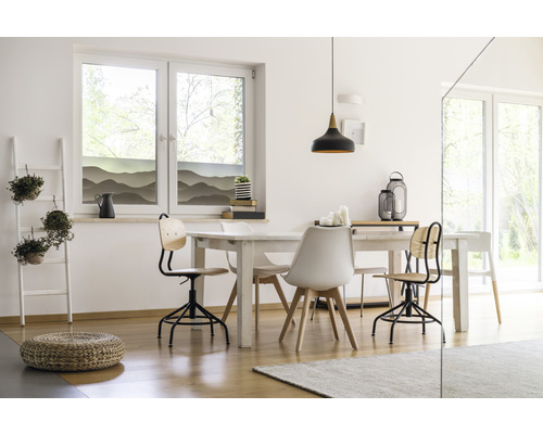 Salle à manger lumineuse avec table, chaises et décoration de fenêtre