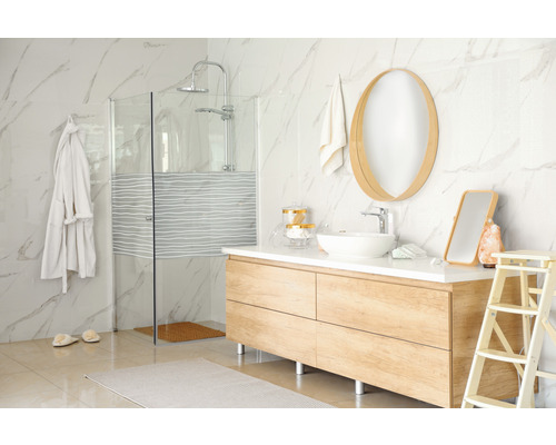 Salle de bain lumineuse avec douche, lavabo et miroir