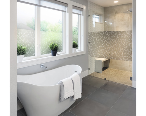 Modernes Badezimmer mit freistehender Badewanne, Duschkabine und Fensterfolie