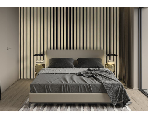 Schlafzimmer mit Bett, Nachttischen und Wandpaneelen