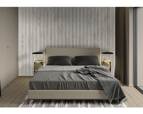 Schlafzimmer mit Bett, Nachttischen und Wandpaneelen